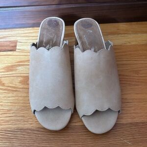 AEROSOLES New Cream Mules with Contemporary Wave Design